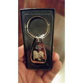 Breloc personalizat in forma ovala cu desfacator capace gravat cu poza si text