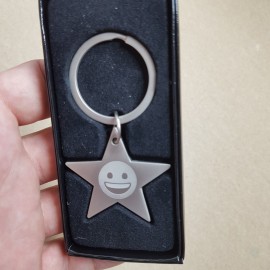 Breloc personalizat metalic in forma de stea gravat cu textul tau