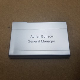 Suport carti de vizita aluminiu, gravat, personalizat cu nume sau sigla, 95 x 65 x 7 mm