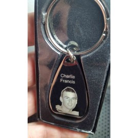 Breloc personalizat in forma ovala cu desfacator capace gravat cu poza si text