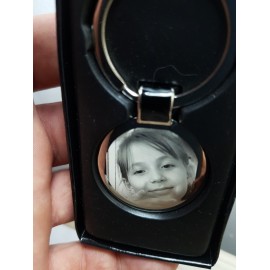 Breloc personalizat in forma rotunda gravat cu poza si text